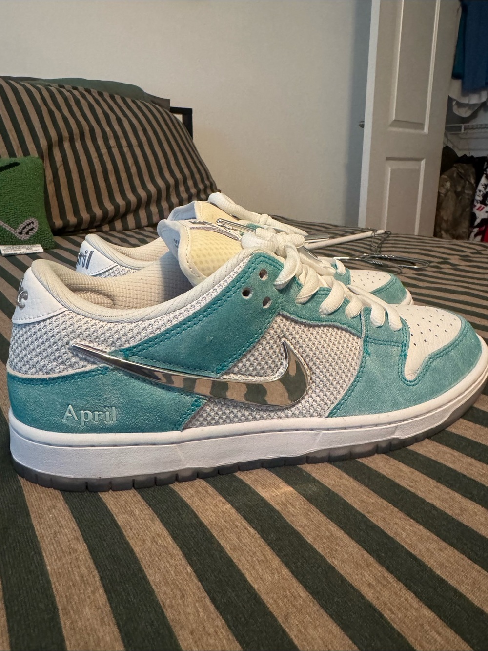 Nike Kids Teal and White Low-Top Sneakers with Camo Swoosh